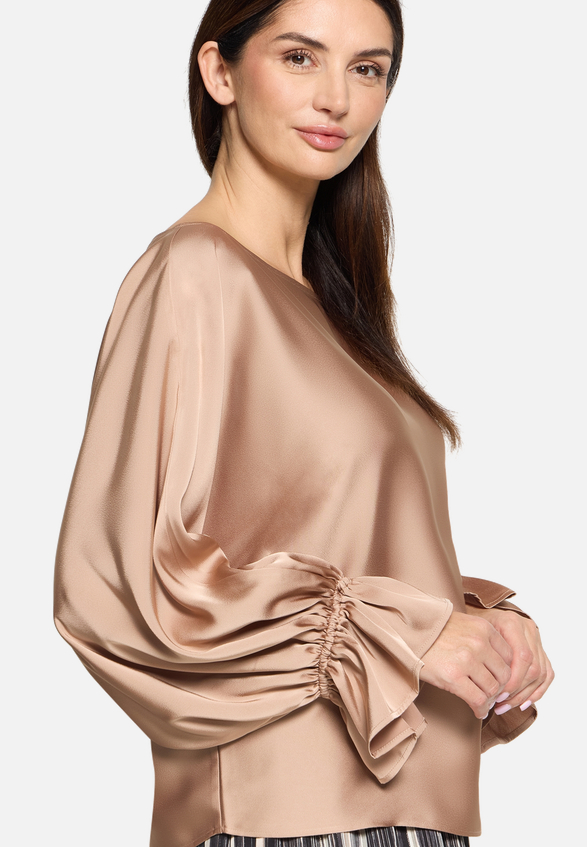 Satin-Bluse mit U-Boot-Ausschnitt / Detailbild