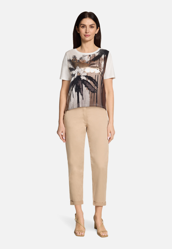 Basic Shirt mit Aufdruck / Modellfoto Vorderseite (Outfit)