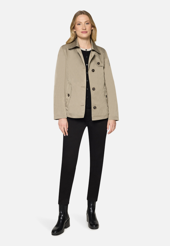 Kurzmantel mit Kragen / Modellfoto Vorderseite (Outfit)
