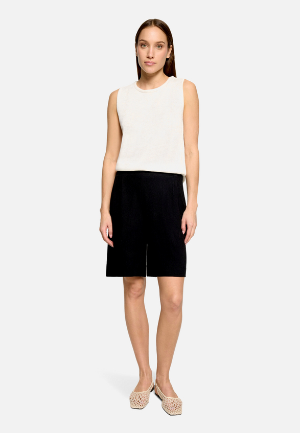 Bermuda-Shorts  mit elastischem Bund / Modellfoto Vorderseite (Outfit)