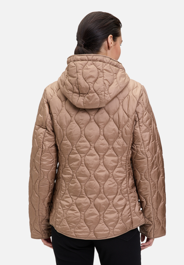 Outdoorjacke mit abnehmbarer Kapuze / Modellfoto Rückseite