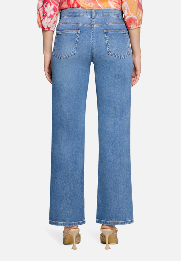 Wideleg Jeans mit Used Waschung  / Modellfoto Rückseite