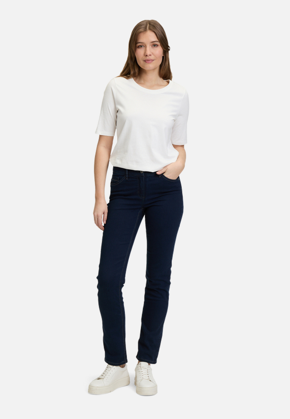 Basic-Jeans mit aufgesetzten Taschen / Modellfoto Vorderseite (Outfit)