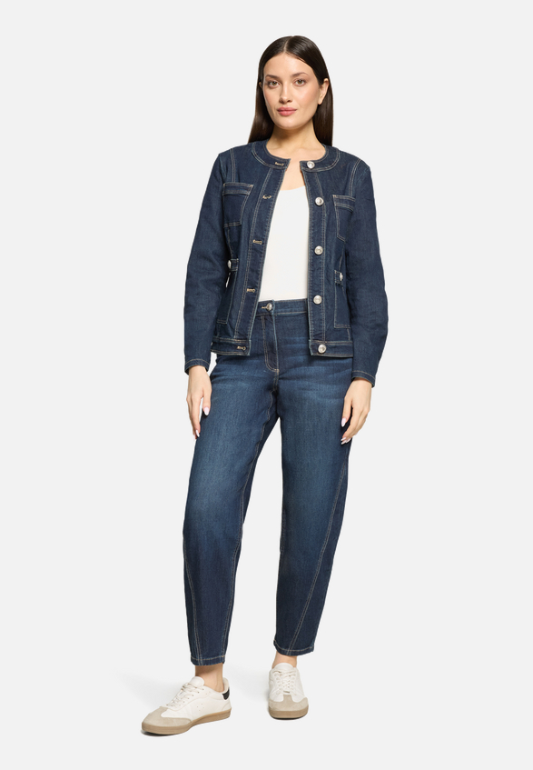 Jeansjacke mit Knöpfen / Modellfoto Vorderseite (Outfit)