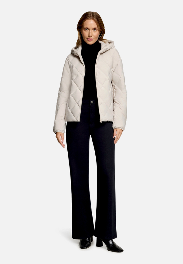 Leichte Steppjacke  mit Kapuze  / Modellfoto Vorderseite (Outfit)