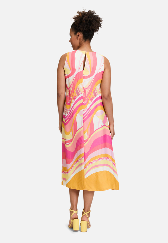 Sommerkleid mit Rundhalsausschnitt / Modellfoto Rückseite