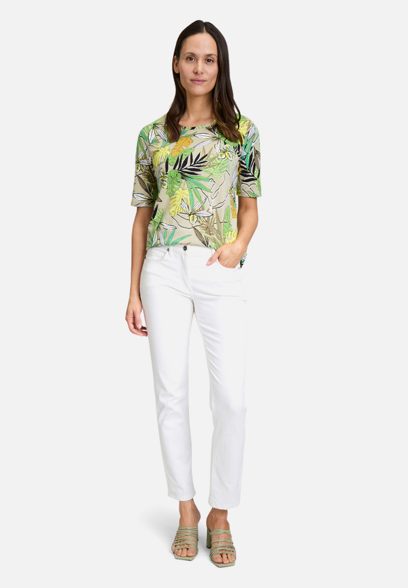 Basic Shirt mit Blumenprint / Modellfoto Vorderseite (Outfit)