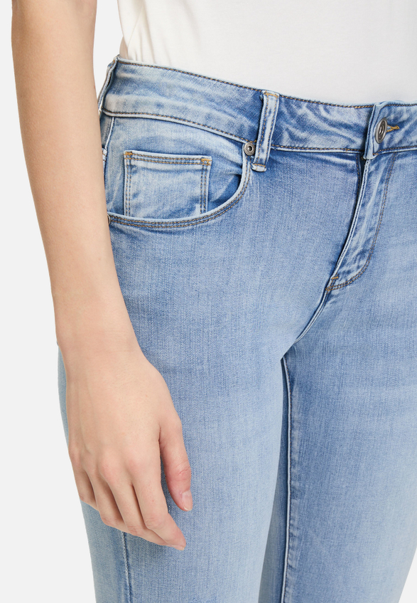 Slim Fit Jeans  mit Stretch-Anteil Style Sunny Short  / Detailbild