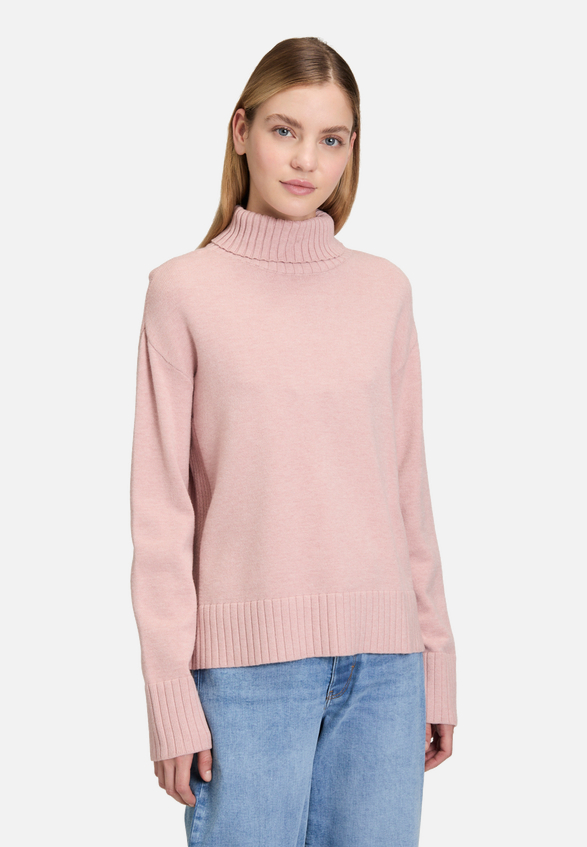 Feinstrickpullover mit hohem Kragen / Modellfoto Vorderseite