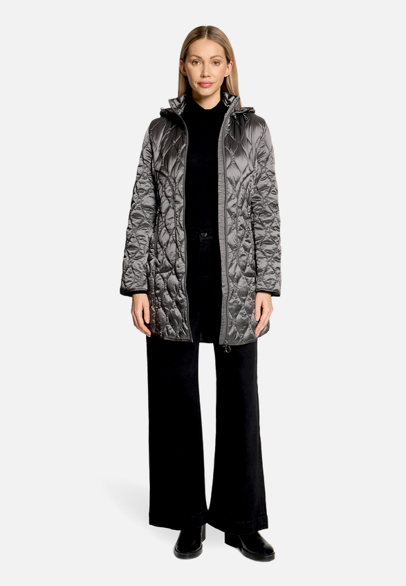 Outdoorjacke mit abnehmbarer Kapuze / Modellfoto Vorderseite (Outfit)