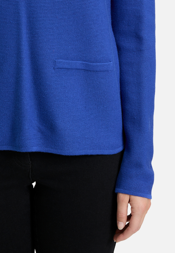 Feinstrickpullover mit aufgesetzten Taschen / Detailbild