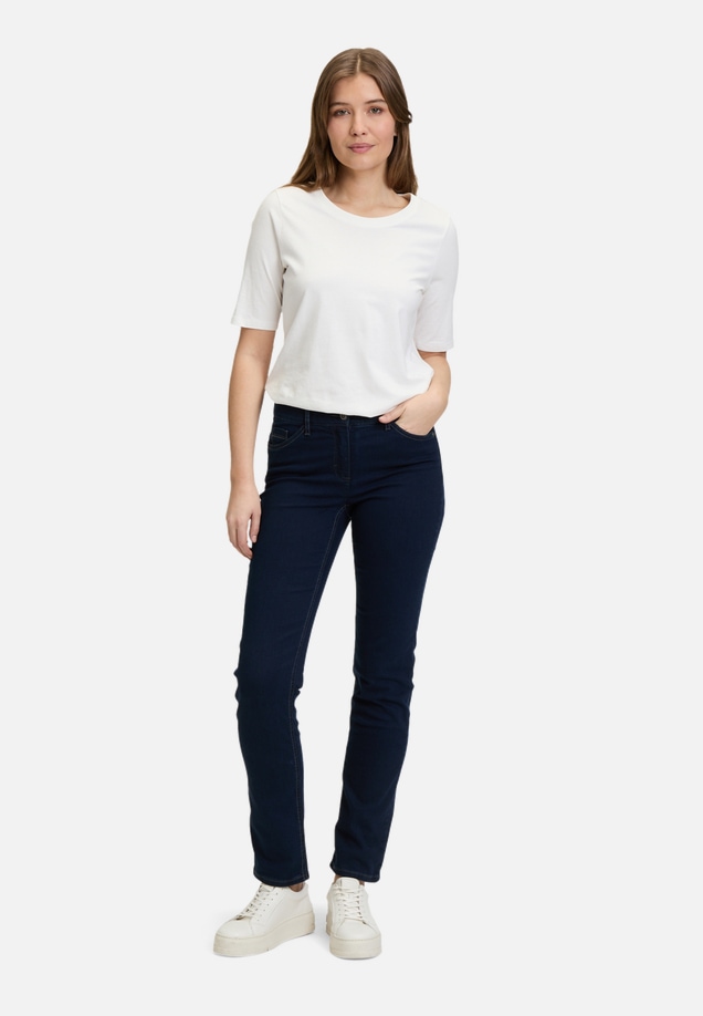 Basic-Jeans mit aufgesetzten Taschen / Modellfoto Vorderseite (Outfit)