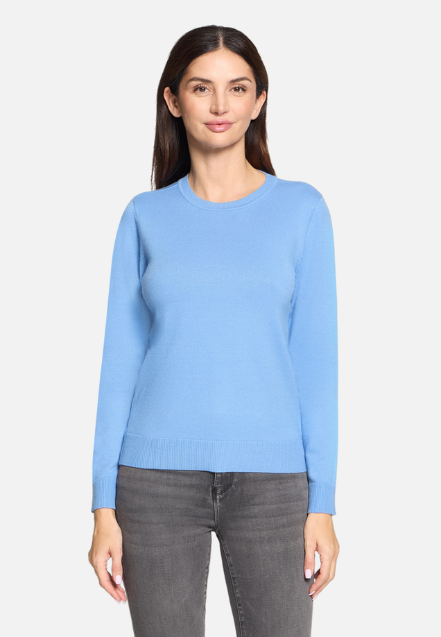 Basic-Strickpullover mit Rundhalsausschnitt / Modellfoto Vorderseite