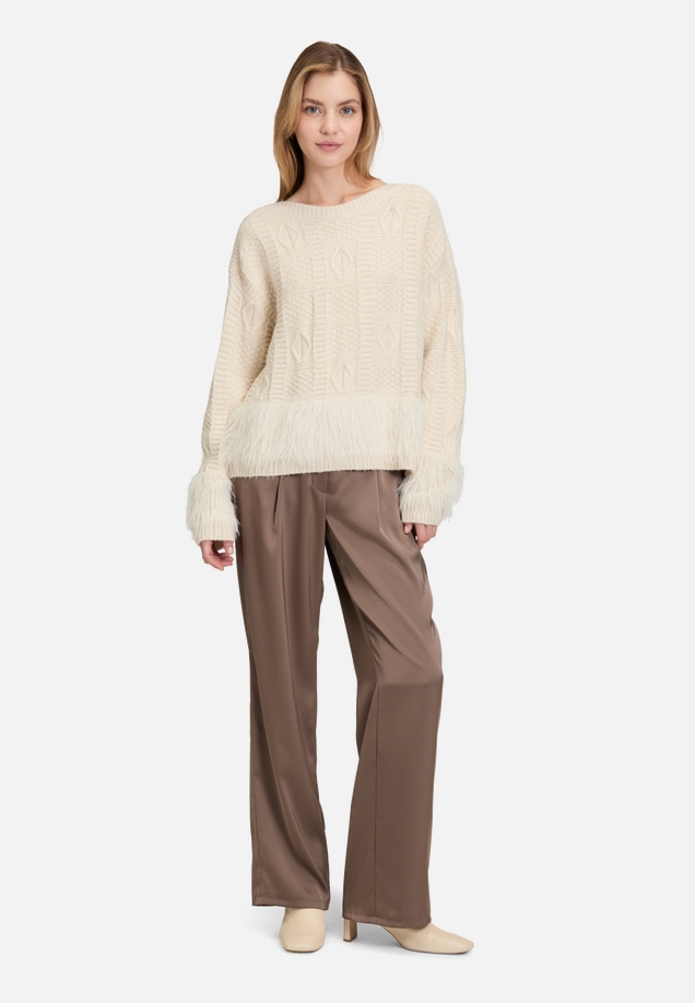 Grobstrick-Pullover mit Effektgarn / Modellfoto Vorderseite (Outfit)