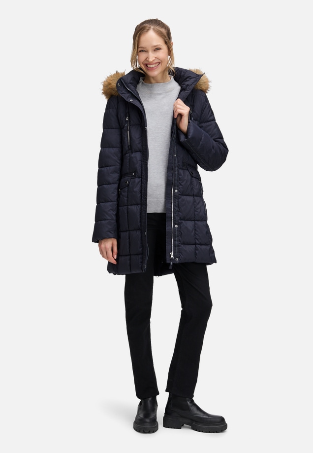 Outdoorjacke mit Kapuze / Modellfoto Vorderseite (Outfit)