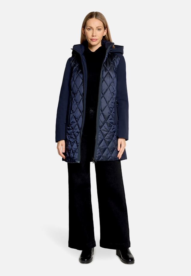 Outdoorjacke mit abnehmbarer Kapuze / Modellfoto Vorderseite (Outfit)