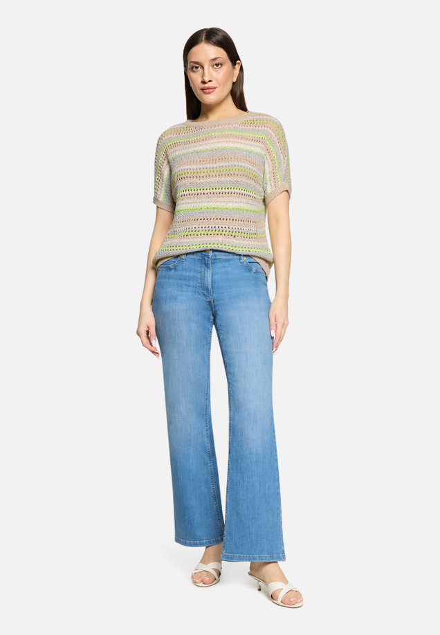 Lochstrick-Pullover mit U-Boot-Ausschnitt / Modellfoto Vorderseite (Outfit)