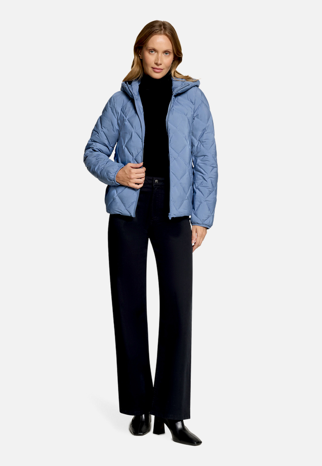 Leichte Steppjacke  mit Kapuze  / Modellfoto Vorderseite (Outfit)