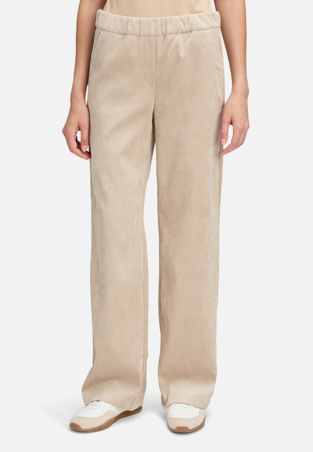 Schlupfhose mit Eingrifftaschen / Modellfoto Vorderseite