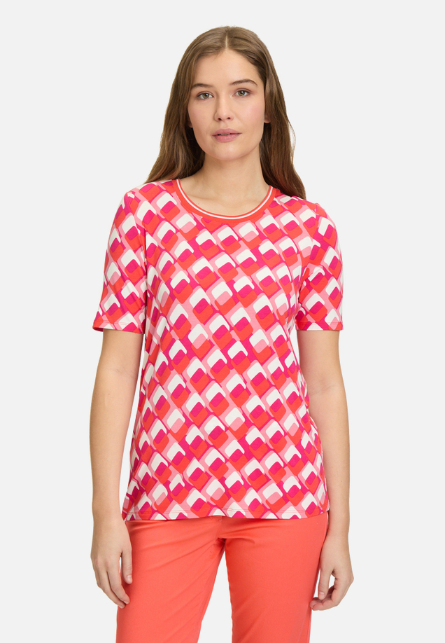 Basic Shirt mit Print / Modellfoto Vorderseite