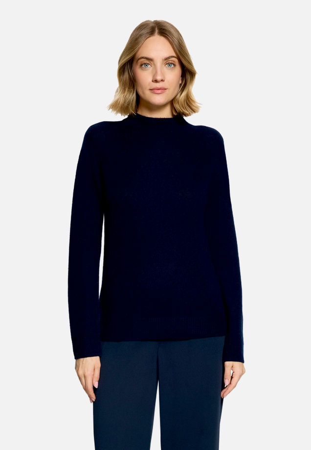 Kaschmir-Pullover mit Stehkragen / Modellfoto Vorderseite
