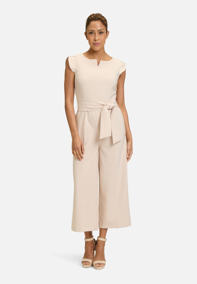 Eleganter Jumpsuit mit Bindegürtel / Modellfoto Vorderseite