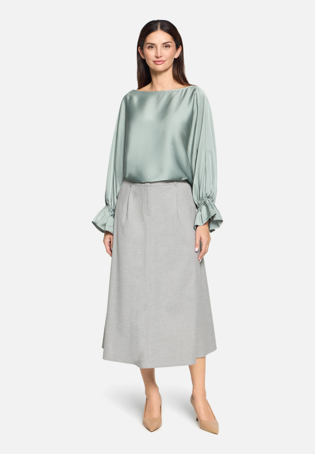 Satin-Bluse mit U-Boot-Ausschnitt / Modellfoto Vorderseite (Outfit)