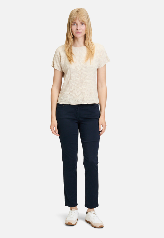 Strukturshirt mit U-Boot-Ausschnitt / Modellfoto Vorderseite (Outfit)