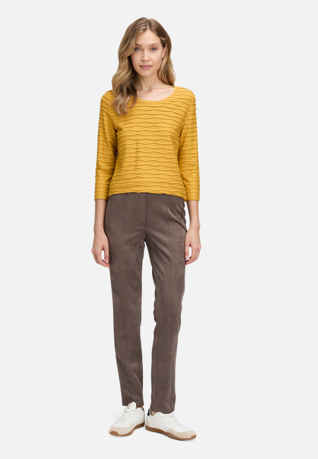Basic Shirt mit Wellenstruktur / Modellfoto Vorderseite (Outfit)