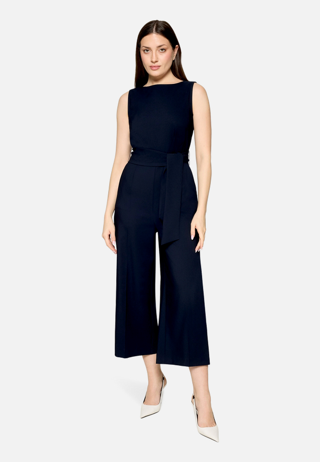 Eleganter Jumpsuit mit Eingrifftaschen / Modellfoto Vorderseite