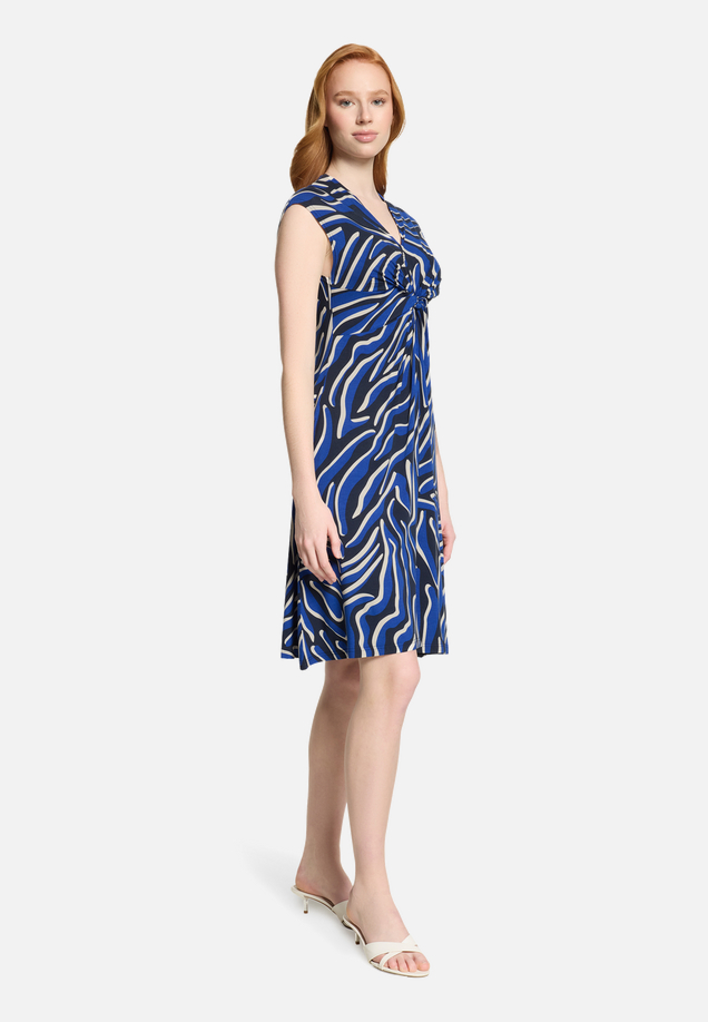 Jerseykleid mit Raffung / Modellfoto Vorderseite (Outfit)