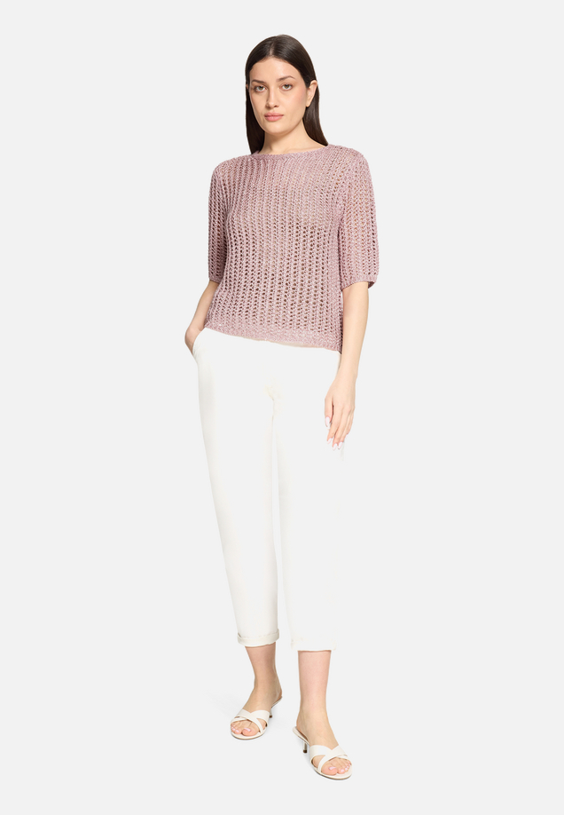 Strickpullover mit Lochmuster / Modellfoto Vorderseite (Outfit)