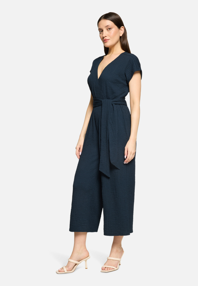 Jumpsuit mit Bindegürtel / Modellfoto Vorderseite (Outfit)