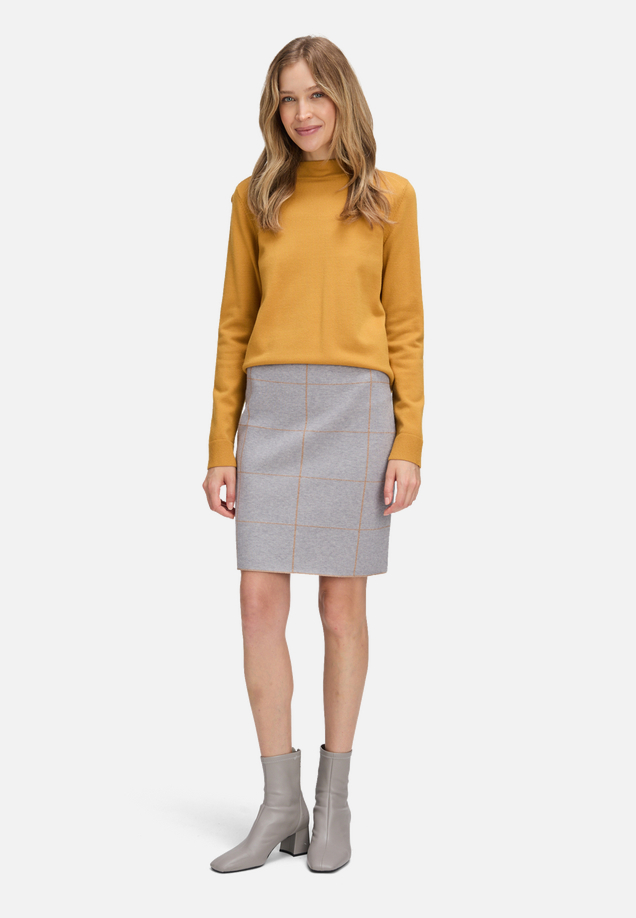 Basic-Strickpullover mit Stehkragen / Modellfoto Vorderseite (Outfit)
