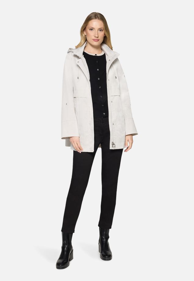 Outdoorjacke mit abnehmbarer Kapuze / Modellfoto Vorderseite (Outfit)