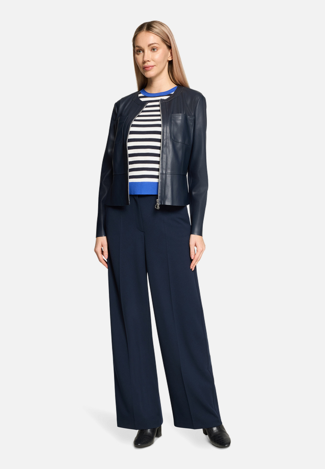 Kurzblazer mit Reißverschluss / Modellfoto Vorderseite (Outfit)