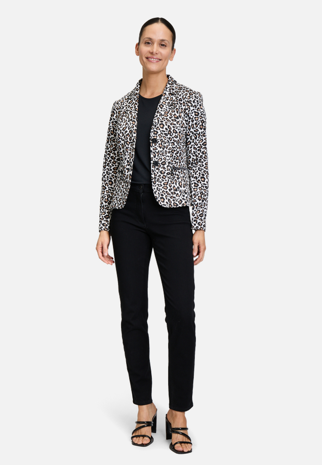 Kurzblazer mit Animalprint / Modellfoto Vorderseite (Outfit)