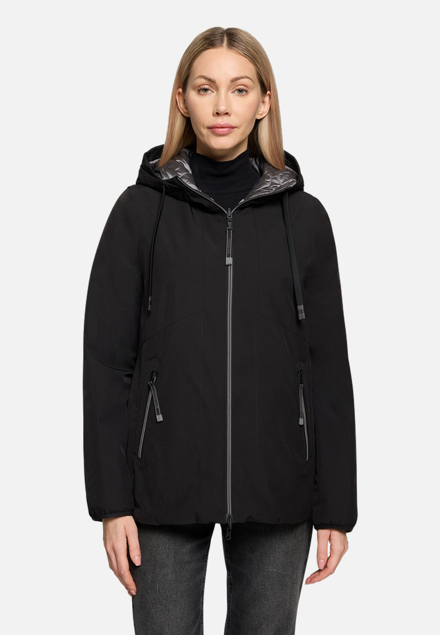 Wendejacke mit Kapuze / Modellfoto Vorderseite