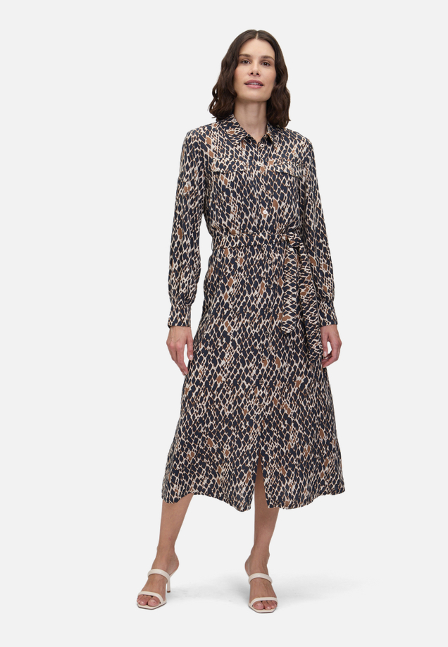 Hemdblusenkleid mit Bindegürtel / Modellfoto Vorderseite