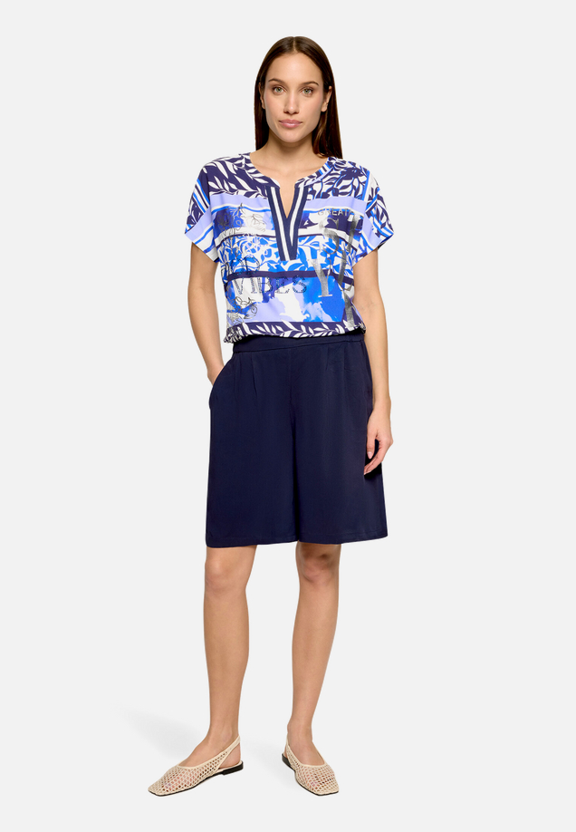 Longbluse mit Aufdruck / Modellfoto Vorderseite (Outfit)