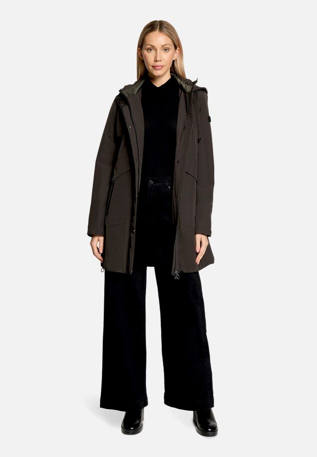 Outdoorjacke mit abnehmbarer Kapuze / Modellfoto Vorderseite (Outfit)