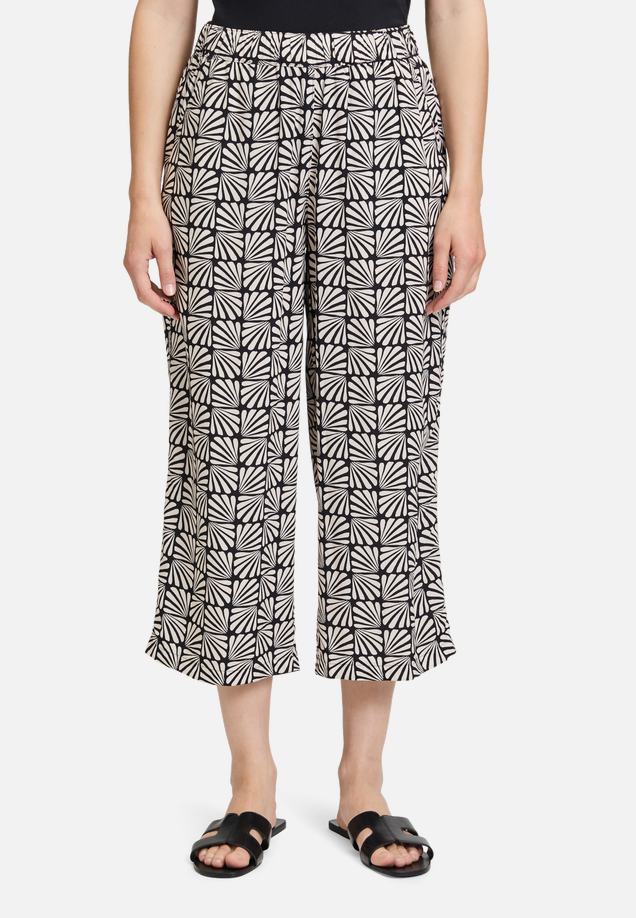 Schlupfhose mit Eingrifftaschen / Modellfoto Vorderseite