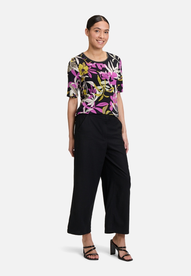 Basic Shirt mit Print / Modellfoto Vorderseite (Outfit)