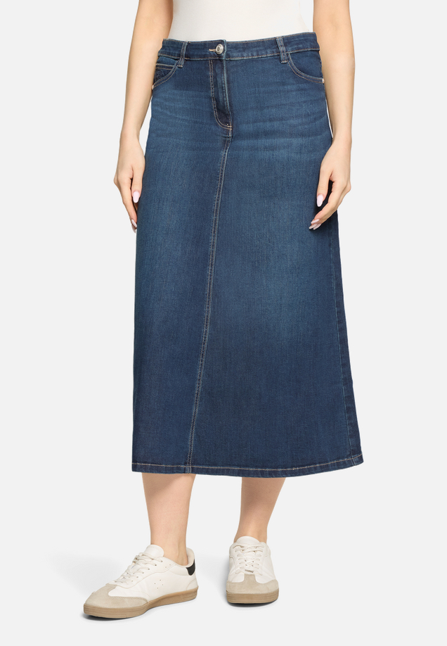 Jeansrock mit Waschung / Modellfoto Vorderseite
