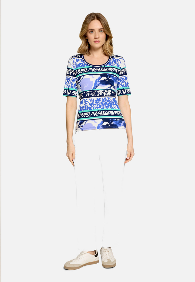 Basic Shirt mit Rippenstruktur / Modellfoto Vorderseite (Outfit)