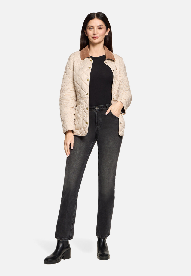 Outdoorjacke mit Kragen / Modellfoto Vorderseite (Outfit)