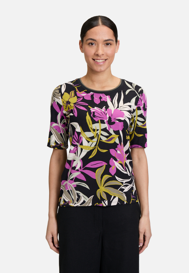 Basic Shirt mit Print / Modellfoto Vorderseite