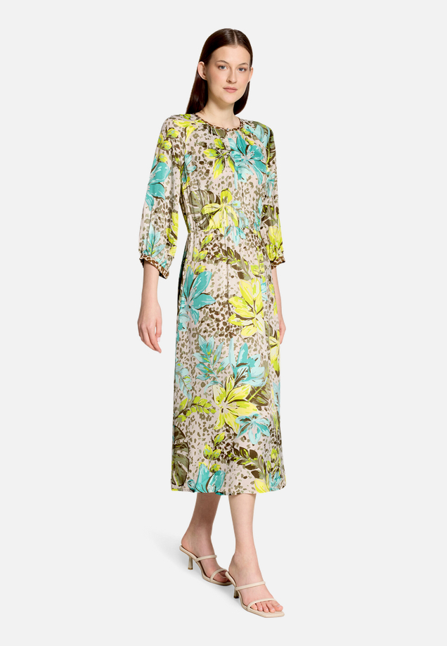 Sommerkleid mit Rundhalsausschnitt / Modellfoto Vorderseite (Outfit)