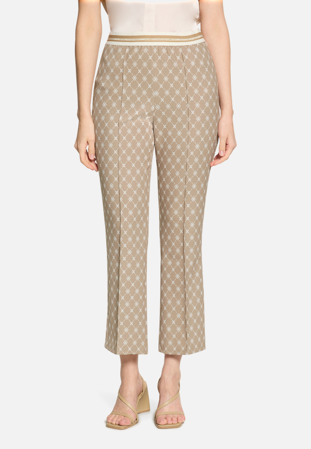 Casual-Hose Slim Fit / Modellfoto Vorderseite
