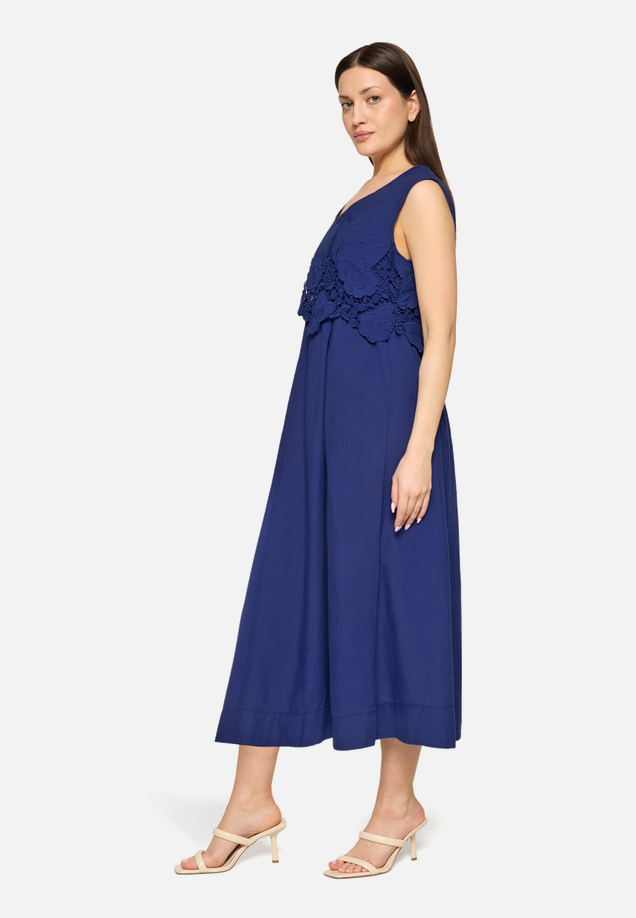 Midikleid mit V-Ausschnitt / Modellfoto Vorderseite (Outfit)